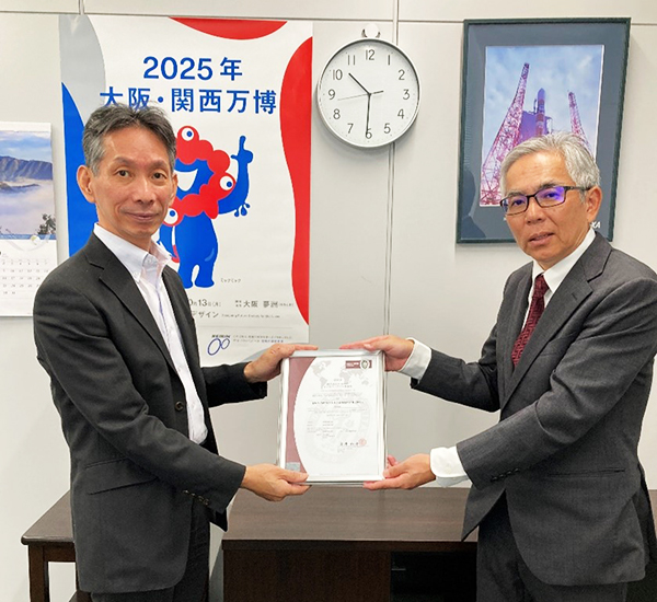 認証式の写真（左：株式会社日本旅行　辻本 直哉氏、右：ビューローベリタスジャパン株式会社　水城）