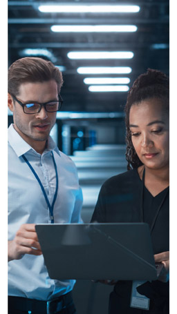 PC操作する男女