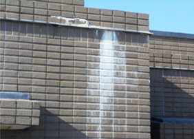 外壁タイル、経年劣化や自然災害などによる「白華現象」の写真