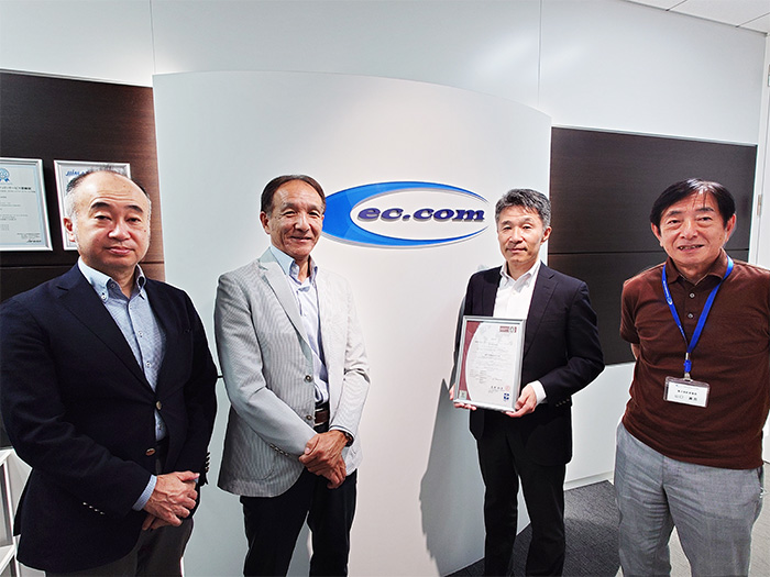 認証書を手にした同社電子契約事業部メンバー