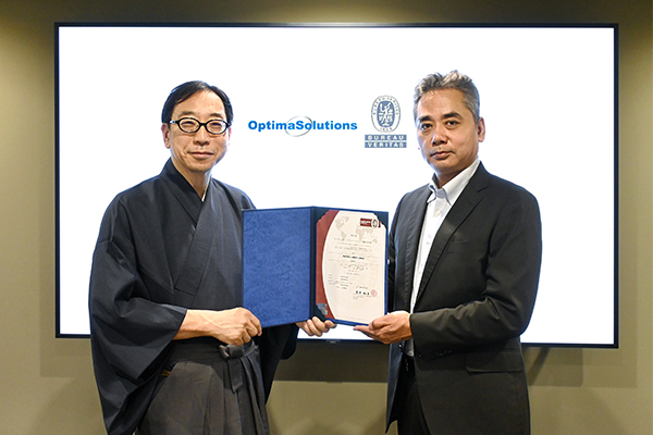 ISO 42001認証書授与式
